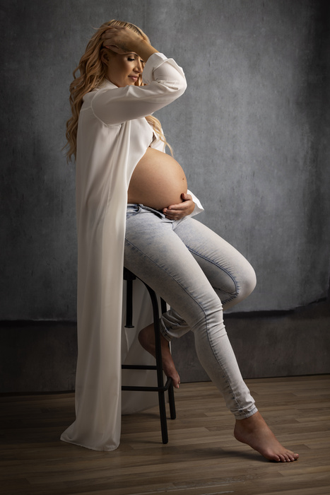 Professional Maternity Photography  Capturing the Beauty of Motherhood